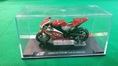 YAMAHA YZR-M1 2004 MOTO/BIKE scara 1:24